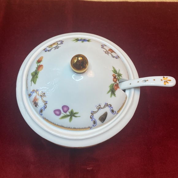 I. GODINGER & CO. Yorkshire Pattern Porcelain Tureen - Picture 9 of 10